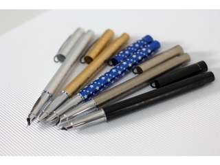 Pióra atramentowe w gwiazdki z supercienką stalówką, 0, 5mm, metalowa obudowa, etui mix Display